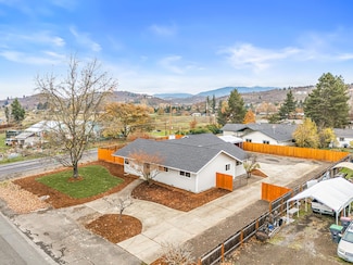 1905 Archer Dr, Medford, OR 97501