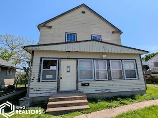 212 S 8th St, Burlington, IA 52601
