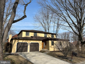 916 Clyde Ln, Philadelphia, PA 19128