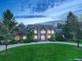 2 W Gate Rd, Saddle River, NJ 07458