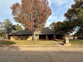 2819 Country Club Dr, Chickasha, OK 73018
