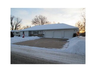 415 Main St, Center Point, IA 52213