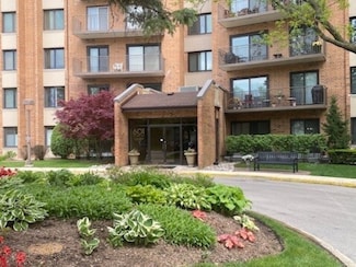 601 Lake Hinsdale Dr Unit 104, Willowbrook, IL 60527