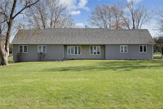 6405 Hillcrest Rd, Cedar Rapids, IA 52404
