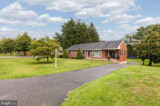 11829 Robinwood Dr, Hagerstown, MD 21742