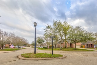 2301 S Venice Dr, Pearland, TX 77581
