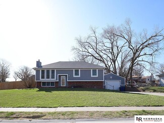 11301 Westmont Dr, Omaha, NE 68138
