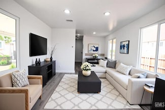 328 Hickorywood Ln, Bakersfield, CA 93308