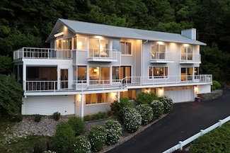 689 River Rd, Newburgh, NY 12550