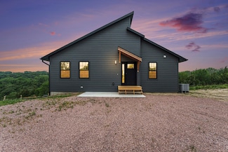 669 Oak Hills Dr, Crofton, NE 68730