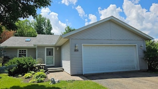 304 Constitution Dr SW, Poplar Grove, IL 61065