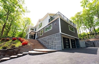 156 Sugar Toms Ln, East Norwich, NY 11732