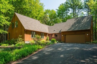 84 High Point Dr, Amherst, MA 01002