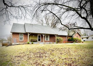 1517 S Apple Ln, Ottawa, KS 66067