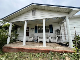 32 Middle Ave, Cleveland, VA 24225