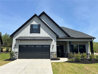 102 Shale Dr, Central, SC 29630