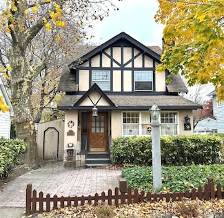 4611 245th St, Little Neck, NY 11362