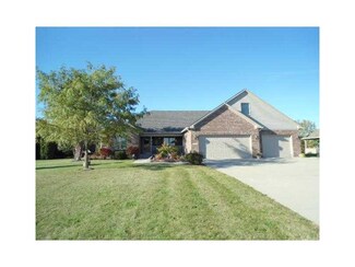 954 W Michaels Ct, Fountaintown, IN 46130