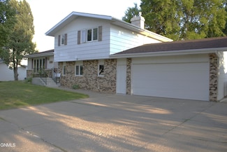 1905 N Grandview Ln, Bismarck, ND 58503