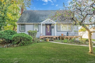 712 Pineneck Rd, Seaford, NY 11783