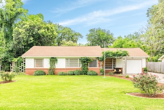 437 Southern Oaks Dr, Lake Jackson, TX 77566