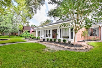 404 Huckleberry Dr, Lake Jackson, TX 77566