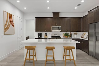2214 Paramount Ln, Manteca, CA 95337