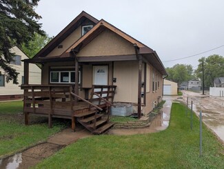 807 8th St NW, Minot, ND 58703