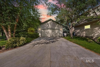5858 W Riverbend Ln, Boise, ID 83703