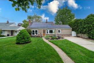 33 Saddle Ln, Levittown, NY 11756