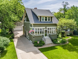 907 N Main St, Wheaton, IL 60187