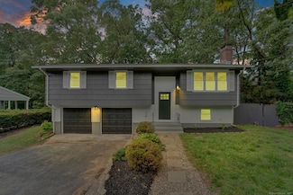 9 Parkwood Dr, Gales Ferry, CT 06335