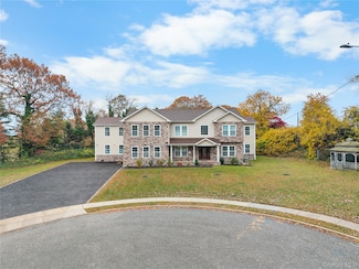 4 Coventry Ct, Wheatley Heights, NY 11798