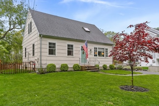 985 S Pine Creek Rd, Fairfield, CT 06824