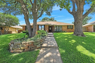 1904 Middle Glen Dr, Carrollton, TX 75007