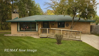 1534 E Gay Ln, Midland, MI 48640
