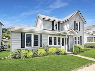 814 S 2nd St, Guttenberg, IA 52052