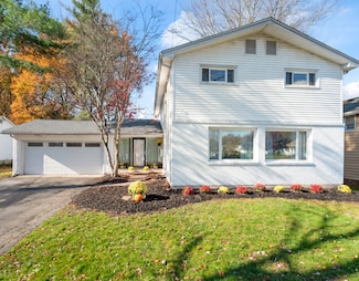 11 Rye Ridge Pkwy, West Hartford, CT 06117