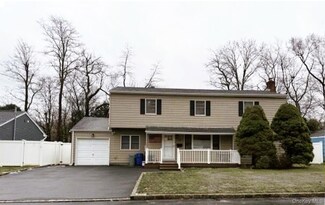10 Armell St, Huntington Station, NY 11746