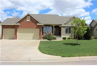 3922 N Lakecrest Cir, Wichita, KS 67205