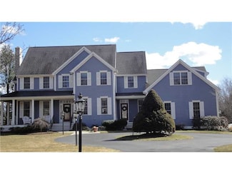 26 Hunters Ct, Saunderstown, RI 02874