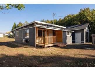 387 4th St, Winston, OR 97496
