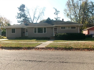 1014 6th St, Baraboo, WI 53913