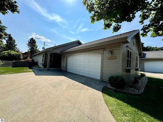 1218 Hemingway Ln, Traverse City, MI 49686