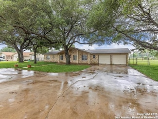 1010 Country Oak Dr, Luling, TX 78648