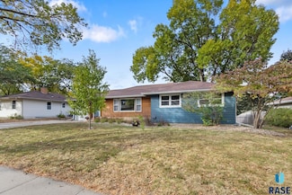 704 E 33rd St, Sioux Falls, SD 57105