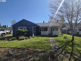 231 Harbor Dr, Riddle, OR 97469
