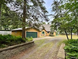 57487 Lakeshore Dr, Calumet, MI 49913