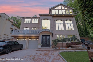 16 Diana Trail, Staten Island, NY 10304