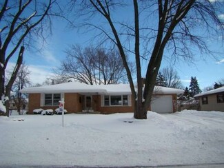 923 Scott Dr, Elgin, IL 60123